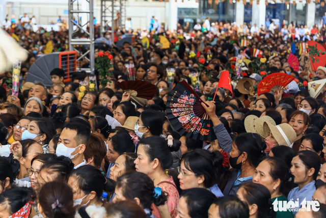 Throngs of Buddhists, residents queue to venerate Buddha relic at Hanoi-based pagoda - Ảnh 3.