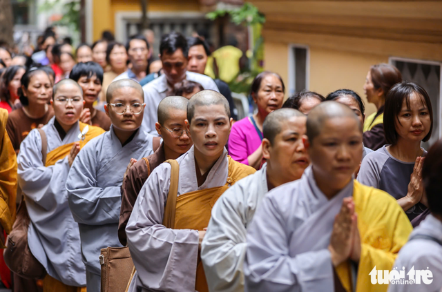 Throngs of Buddhists, residents queue to venerate Buddha relic at Hanoi-based pagoda - Ảnh 4.