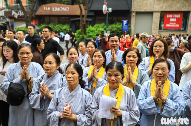 Throngs of Buddhists, residents queue to venerate Buddha relic at Hanoi-based pagoda - Ảnh 5.