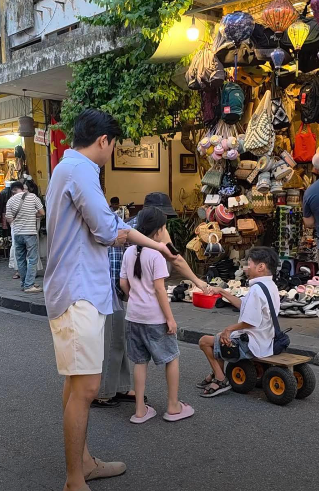 Begging on the rise in Vietnam’s Hoi An amid administrative transition - Ảnh 1.