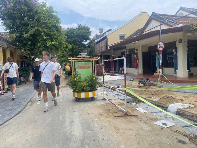 Begging on the rise in Vietnam’s Hoi An amid administrative transition - Ảnh 2.
