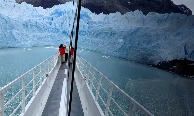Huge ice falls at Argentina's Perito Moreno glacier stir awe and concern- Ảnh 1. Huge ice falls at Argentina's Perito Moreno glacier stir awe and concern- Ảnh 1.