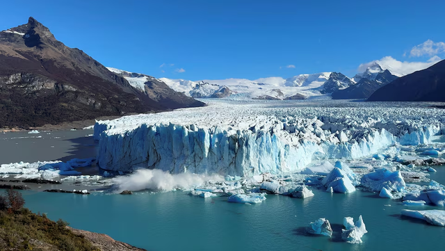 Huge ice falls at Argentina's Perito Moreno glacier stir awe and concern- Ảnh 3. Huge ice falls at Argentina's Perito Moreno glacier stir awe and concern- Ảnh 3.