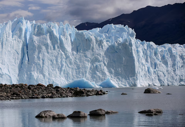 Huge ice falls at Argentina's Perito Moreno glacier stir awe and concern- Ảnh 5. Huge ice falls at Argentina's Perito Moreno glacier stir awe and concern- Ảnh 5.