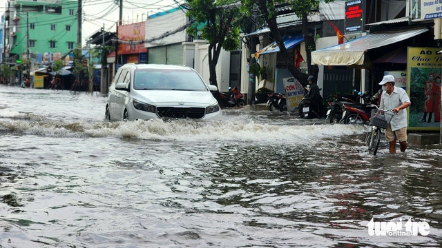 Rain floods street outside suburban Ho Chi Minh City hospital, stranding patients - Ảnh 6.
