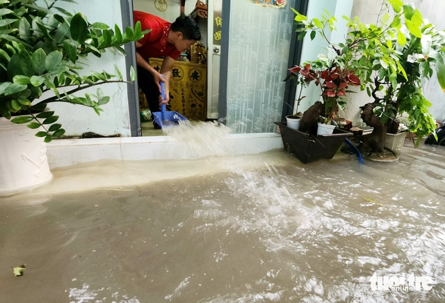 Rain floods street outside suburban Ho Chi Minh City hospital, stranding patients - Ảnh 7.