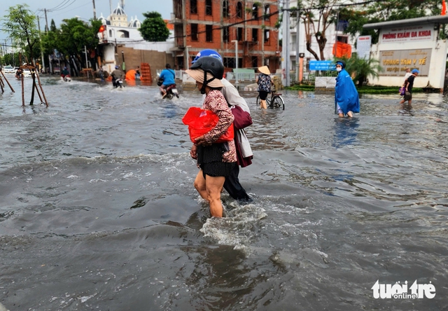 Rain floods street outside suburban Ho Chi Minh City hospital, stranding patients - Ảnh 4.