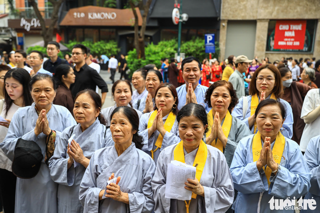 Indian ambassador moved by Vietnamese devotion to Buddha relic  - Ảnh 1.