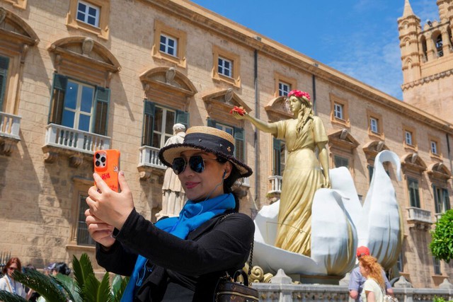 Too many tourists? Crowds offer an opportunity for Italy's south - Ảnh 1. Too many tourists? Crowds offer an opportunity for Italy's south - Ảnh 1.