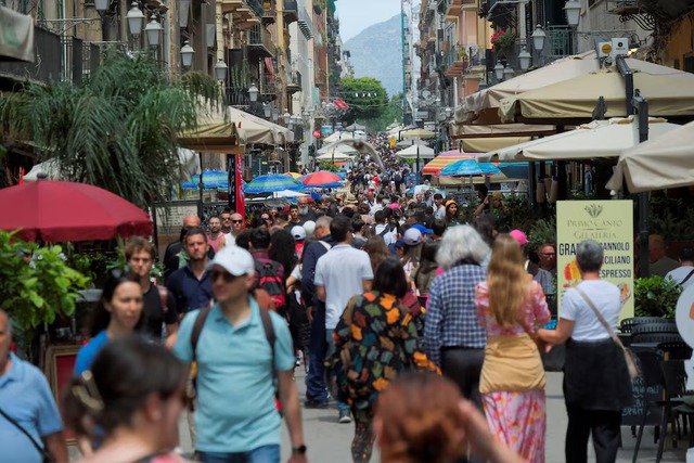 Too many tourists? Crowds offer an opportunity for Italy's south - Ảnh 2. Too many tourists? Crowds offer an opportunity for Italy's south - Ảnh 2.