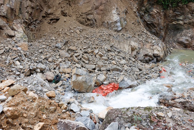 5 missing, 4 injured after landslide hits northern Vietnam hydropower plant construction site - Ảnh 8. 5 missing, 4 injured after landslide hits northern Vietnam hydropower plant construction site - Ảnh 7.