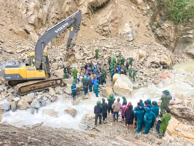 5 missing, 4 injured after landslide hits northern Vietnam hydropower plant construction site - Ảnh 9.
