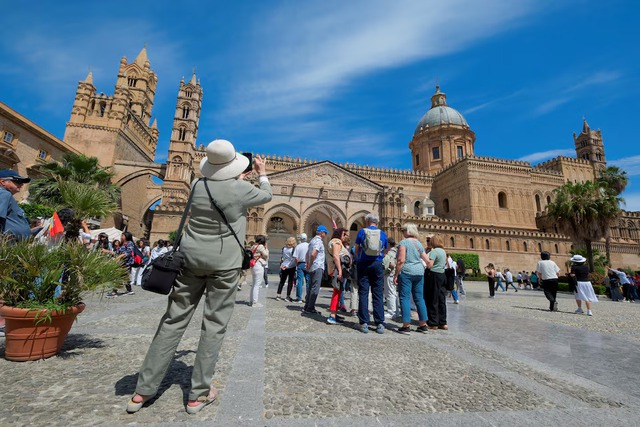 Too many tourists? Crowds offer an opportunity for Italy's south - Ảnh 3. Too many tourists? Crowds offer an opportunity for Italy's south - Ảnh 3.
