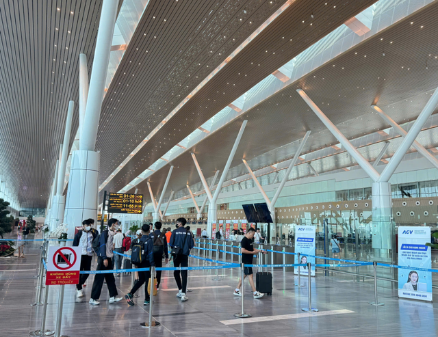 Vietnam Airlines reports smooth first day after fully transitioning to Ho Chi Minh City airport’s T3 terminal - Ảnh 1.