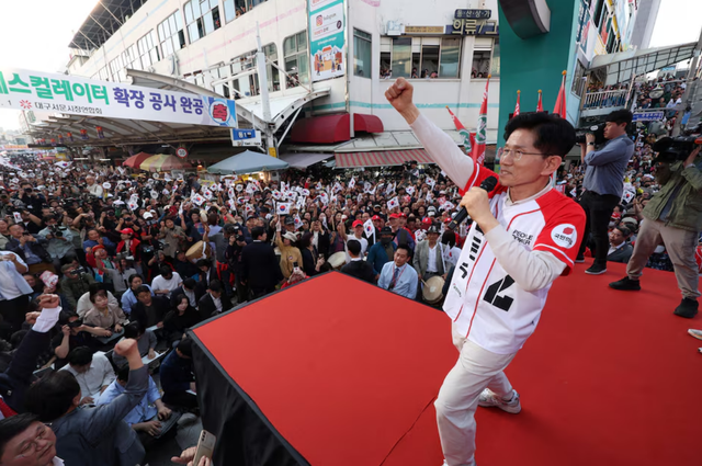 South Korea's presidential candidates prepare to face off in first debate - Ảnh 1.