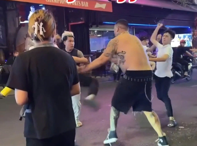 Ho Chi Minh City police arrest bar worker in 3-on-1 assault on foreign man- Ảnh 2. Ho Chi Minh City police arrest bar worker in 3-on-1 assault on foreign man- Ảnh 2.