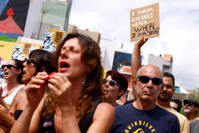 Thousands protest against overtourism in Spain's Canary Islands - Ảnh 6. Thousands protest against overtourism in Spain's Canary Islands - Ảnh 6.
