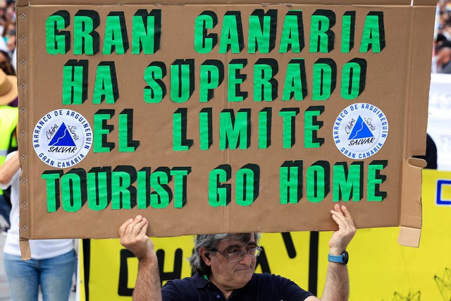 Thousands protest against overtourism in Spain's Canary Islands - Ảnh 4. Thousands protest against overtourism in Spain's Canary Islands - Ảnh 4.