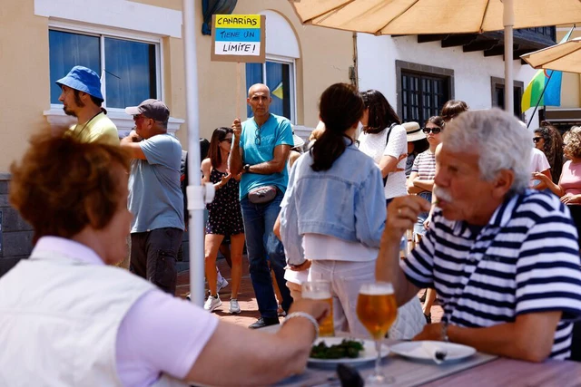 Thousands protest against overtourism in Spain's Canary Islands - Ảnh 10. Thousands protest against overtourism in Spain's Canary Islands - Ảnh 10.