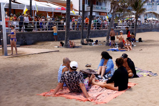 Thousands protest against overtourism in Spain's Canary Islands - Ảnh 12. Thousands protest against overtourism in Spain's Canary Islands - Ảnh 12.