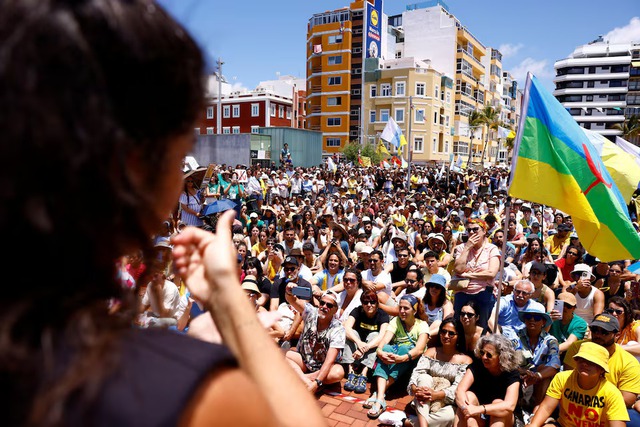 Thousands protest against overtourism in Spain's Canary Islands - Ảnh 7. Thousands protest against overtourism in Spain's Canary Islands - Ảnh 7.