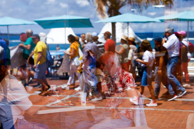 Thousands protest against overtourism in Spain's Canary Islands - Ảnh 8. Thousands protest against overtourism in Spain's Canary Islands - Ảnh 8.