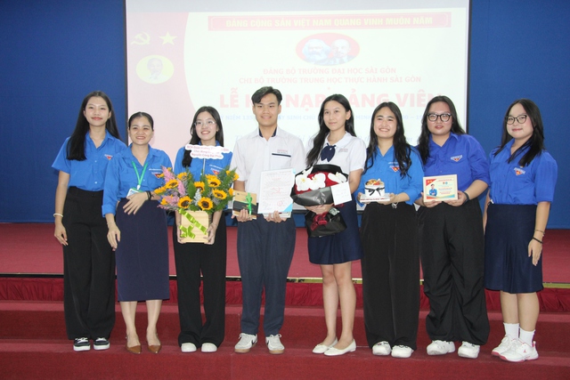 Nam sinh Trường Trung học Thực hành Sài Gòn được kết nạp Đảng trong ngày sinh nhật Bác- Ảnh 4.