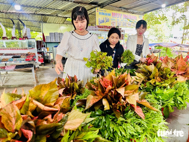 A tasty experience: ‘Banh xeo’ with wild greens at ‘Forbidden’ Mountain in southern Vietnam - Ảnh 2. A tasty experience: ‘Banh xeo’ with wild greens at ‘Forbidden’ Mountain in southern Vietnam - Ảnh 2.