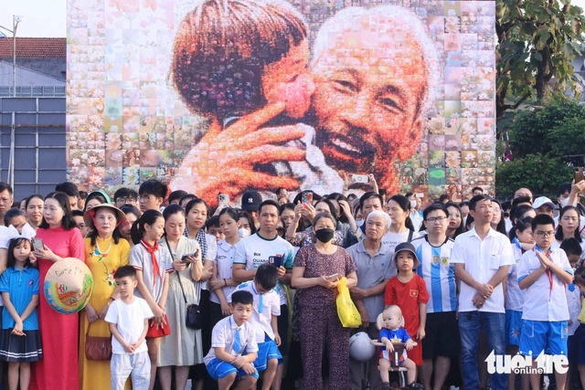 Giant national flag unfurled in Vietnam’s Nghe An to mark President Ho Chi Minh’s 135th birthday - Ảnh 5.