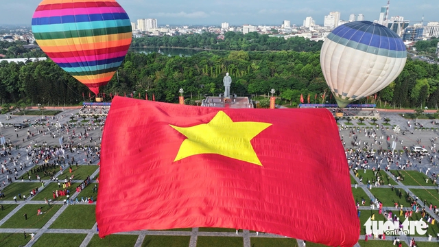 Giant national flag unfurled in Vietnam’s Nghe An to mark President Ho Chi Minh’s 135th birthday - Ảnh 7.