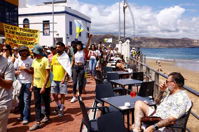 Thousands protest against overtourism in Spain's Canary Islands - Ảnh 11. Thousands protest against overtourism in Spain's Canary Islands - Ảnh 11.