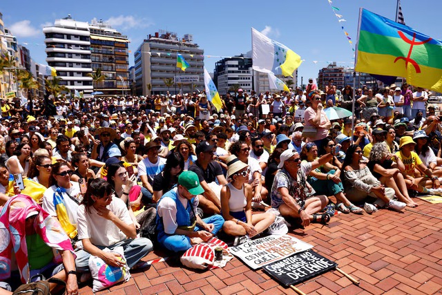 Thousands protest against overtourism in Spain's Canary Islands - Ảnh 2. Thousands protest against overtourism in Spain's Canary Islands - Ảnh 2.