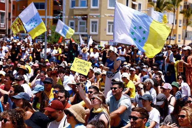Thousands protest against overtourism in Spain's Canary Islands - Ảnh 9. Thousands protest against overtourism in Spain's Canary Islands - Ảnh 9.