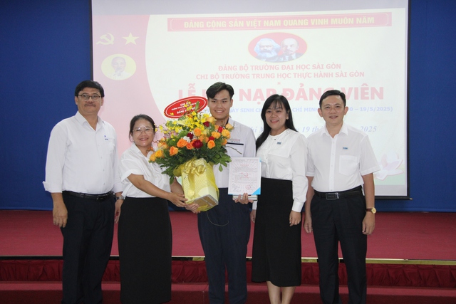 Nam sinh Trường Trung học Thực hành Sài Gòn được kết nạp Đảng trong ngày sinh nhật Bác- Ảnh 1.