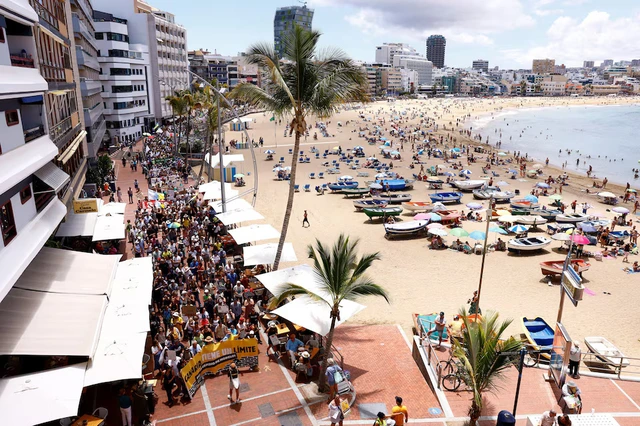 Thousands protest against overtourism in Spain's Canary Islands - Ảnh 3. Thousands protest against overtourism in Spain's Canary Islands - Ảnh 3.