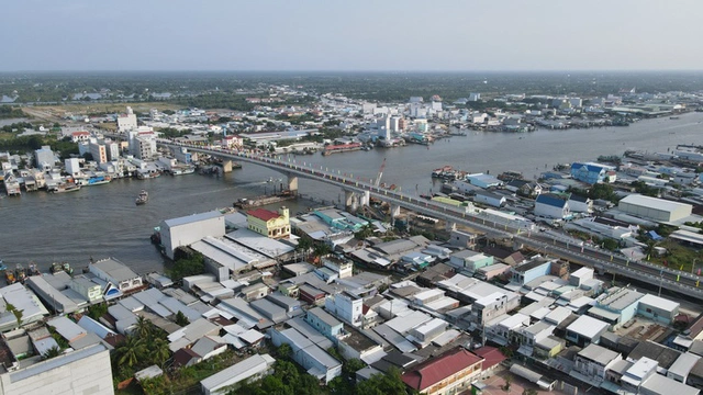 Cà Mau bắn pháo hoa kỷ niệm Ngày sinh Chủ tịch Hồ Chí Minh - Ảnh 2.