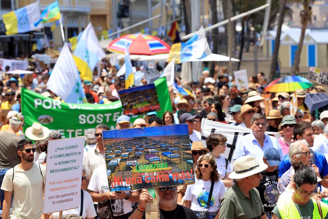 Thousands protest against overtourism in Spain's Canary Islands - Ảnh 5. Thousands protest against overtourism in Spain's Canary Islands - Ảnh 5.