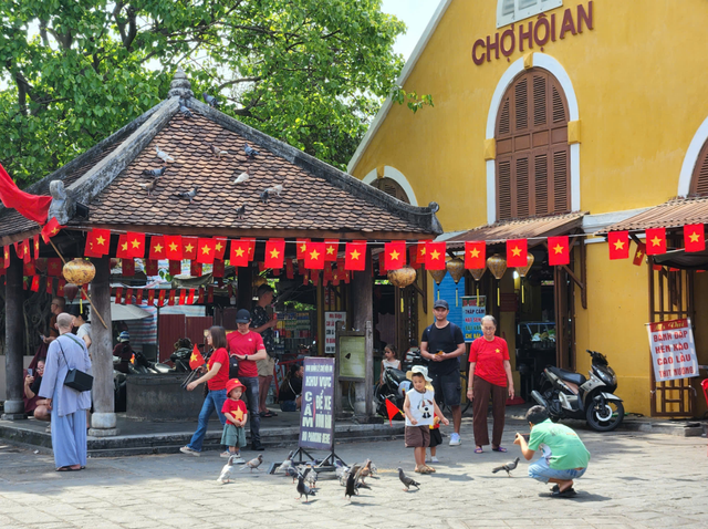 700sqm national flag unfurled in Vietnam’s Hoi An in celebration of Reunification Day - Ảnh 1.