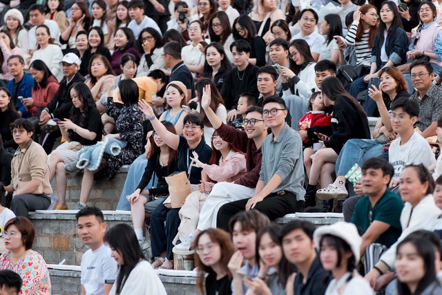 6.000 khán giả tham dự concert của Noo Phước Thịnh - Ảnh 2.