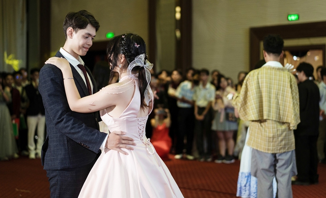 Không khí chuẩn bị prom rần rần ở các trường - Ảnh 3.