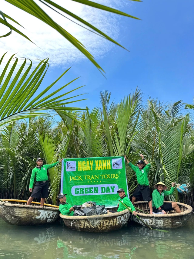 Vietnam tour operator combines river cleanup with sightseeing in Hoi An - Ảnh 3. Vietnam tour operator combines river cleanup with sightseeing in Hoi An - Ảnh 3.