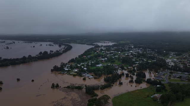 Flash floods cut off inland Australian towns, residents flee to rooftops - Ảnh 1. Flash floods cut off inland Australian towns, residents flee to rooftops - Ảnh 1.