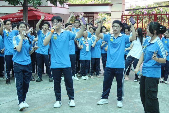 Teen khối 10, 11 Trường THPT Nguyễn Hiền ‘tiếp lửa’ cho anh chị khối 12 - Ảnh 3.