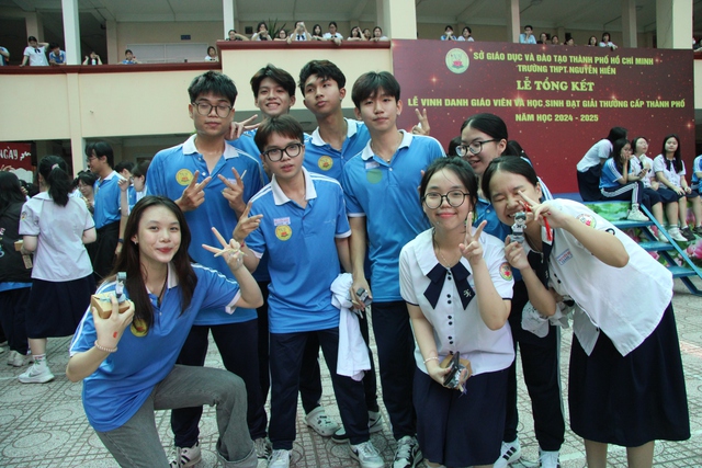 Teen khối 10, 11 Trường THPT Nguyễn Hiền ‘tiếp lửa’ cho anh chị khối 12 - Ảnh 4.