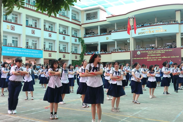 Teen khối 10, 11 Trường THPT Nguyễn Hiền ‘tiếp lửa’ cho anh chị khối 12 - Ảnh 1.
