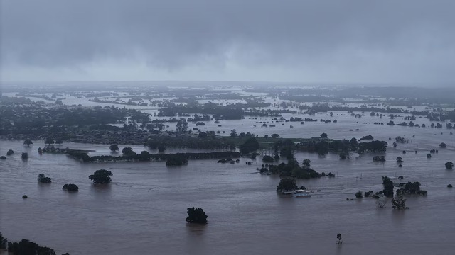 Flash floods cut off inland Australian towns, residents flee to rooftops - Ảnh 2. Flash floods cut off inland Australian towns, residents flee to rooftops - Ảnh 2.