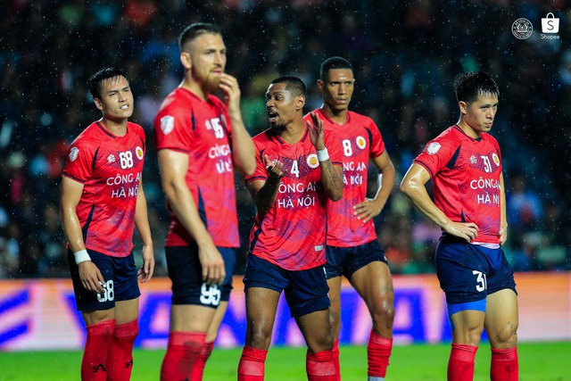 Vietnam’s star midfielder questions refereeing after dramatic ASEAN Club Championship final loss - Ảnh 1. Vietnam’s star midfielder questions refereeing after dramatic ASEAN Club Championship final loss - Ảnh 1.