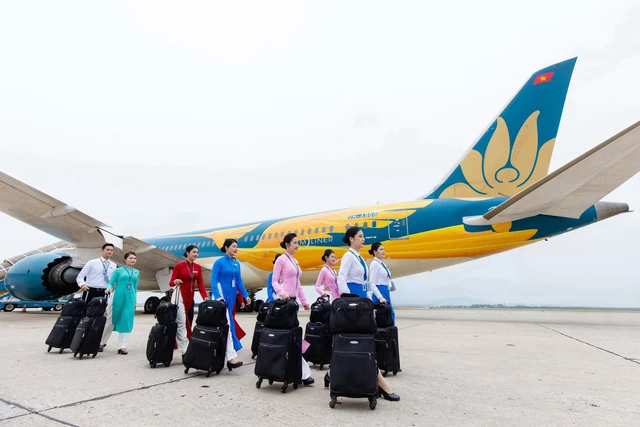 Vietnam Airlines recreates iconic uniforms for nostalgic anniversary flights - Ảnh 10. Vietnam Airlines recreates iconic uniforms for nostalgic anniversary flights - Ảnh 10.
