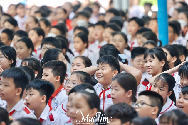 Học trò Trường tiểu học Trần Văn Danh học cách ngồi xe máy an toàn- Ảnh 14.