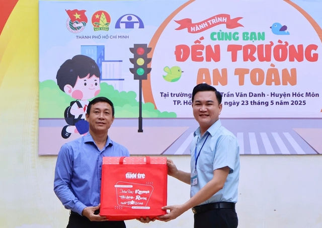 Học trò Trường tiểu học Trần Văn Danh học cách ngồi xe máy an toàn- Ảnh 2.